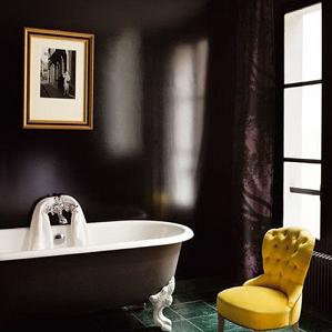 Необычное цветовое решение для ванной комнаты.